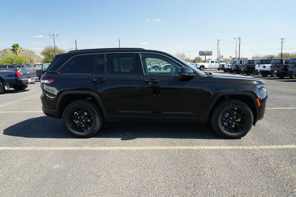 2026 Jeep Grand Cherokee Laredo Altitude
