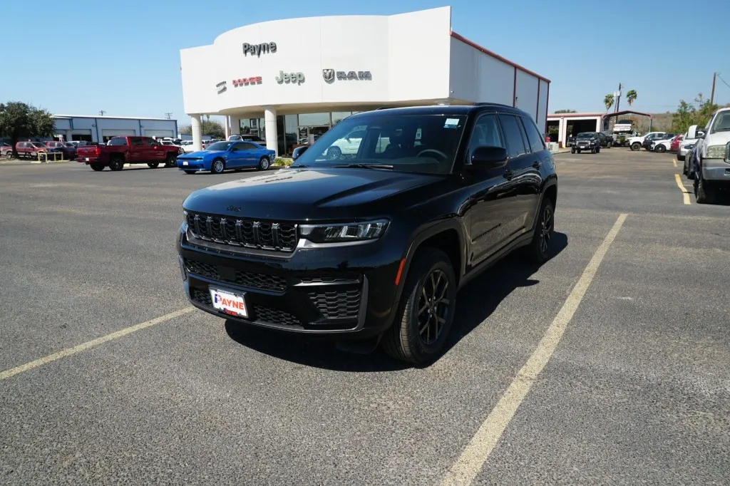 2026 Jeep Grand Cherokee Laredo Altitude