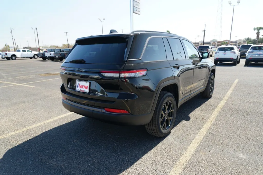 2026 Jeep Grand Cherokee Laredo Altitude