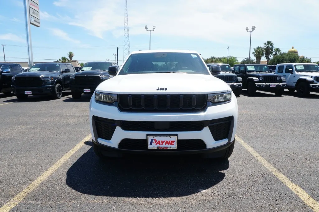 2026 Jeep Grand Cherokee Laredo Altitude