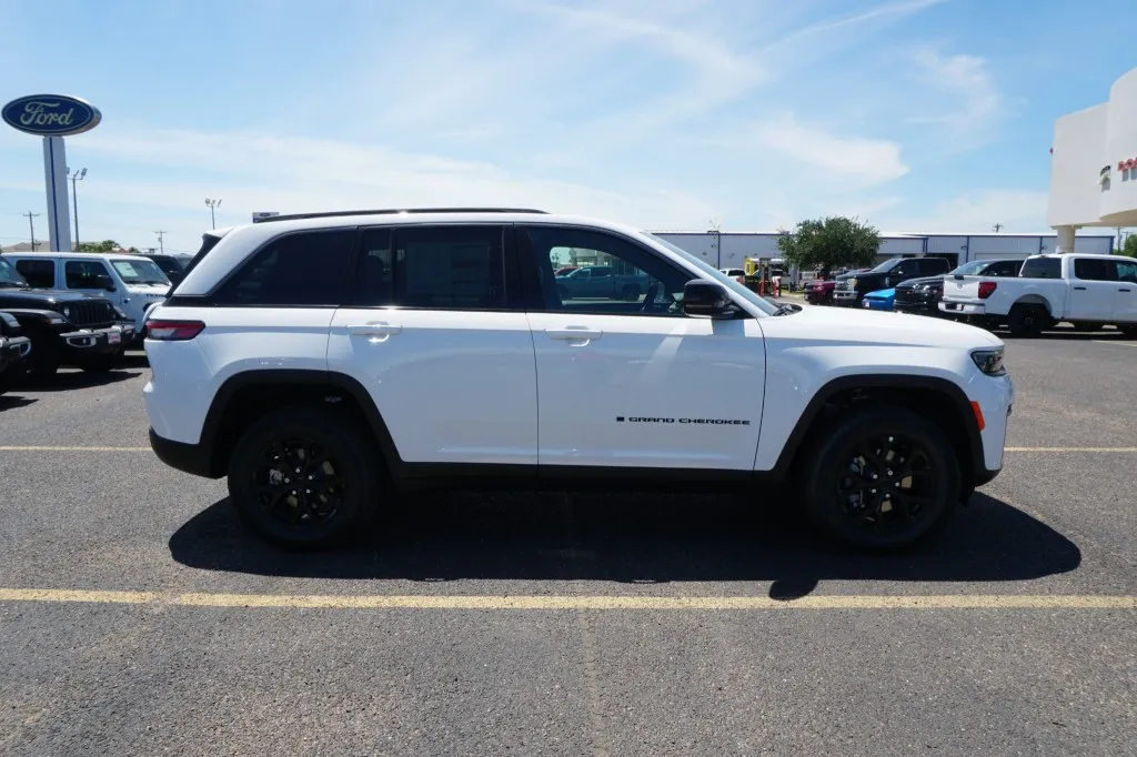 2026 Jeep Grand Cherokee Laredo Altitude