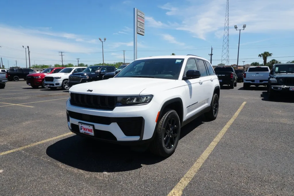2026 Jeep Grand Cherokee Laredo Altitude