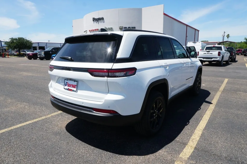 2026 Jeep Grand Cherokee Laredo Altitude