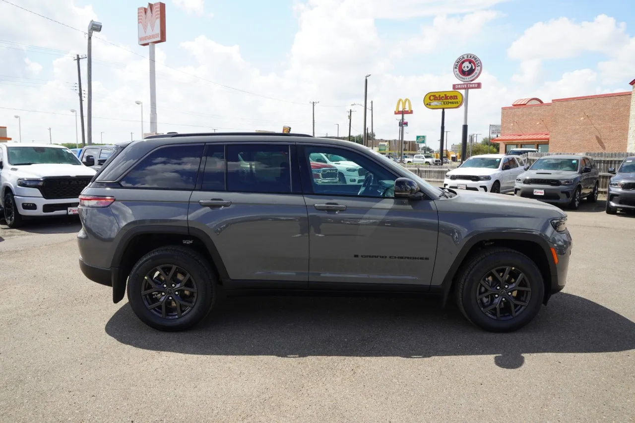 2027 Jeep Grand Cherokee Laredo Altitude
