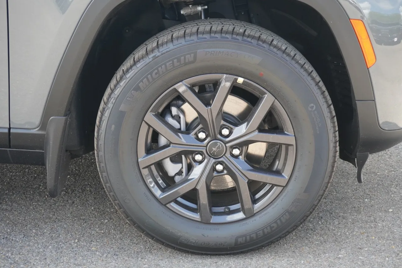 2027 Jeep Grand Cherokee Laredo Altitude