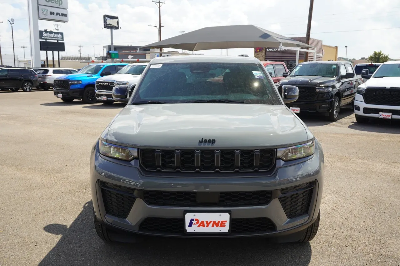 2027 Jeep Grand Cherokee Laredo Altitude