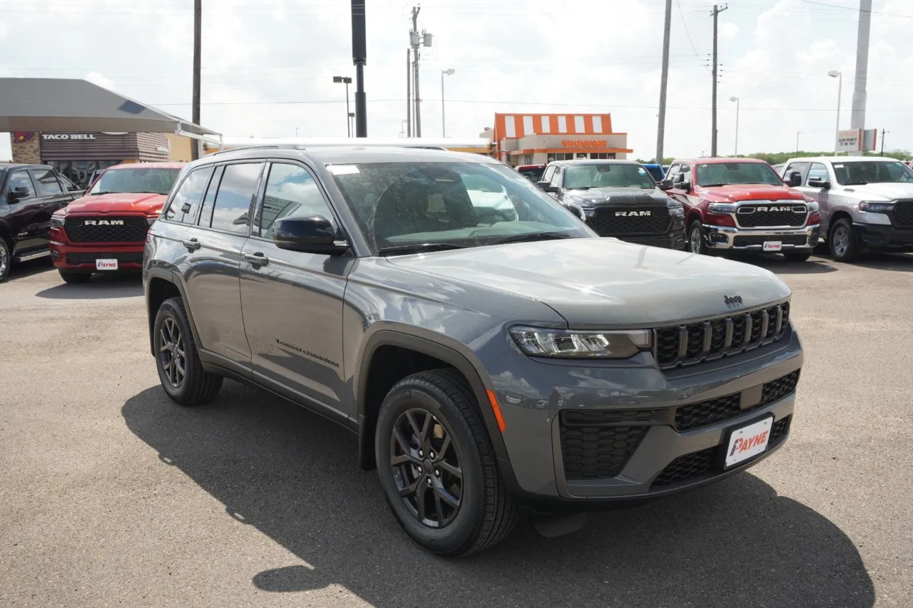 2027 Jeep Grand Cherokee Laredo Altitude