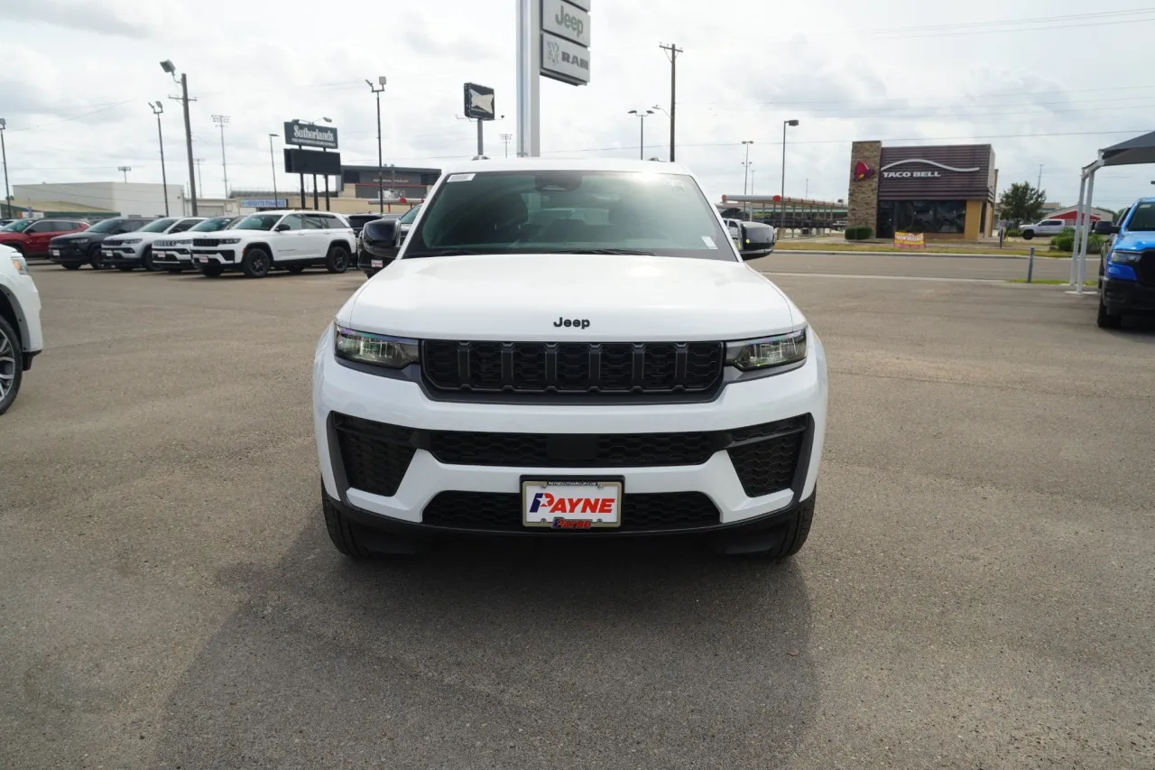 2027 Jeep Grand Cherokee Laredo Altitude