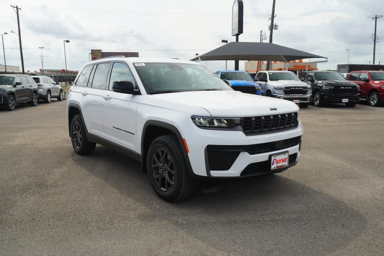 2027 Jeep Grand Cherokee Laredo Altitude