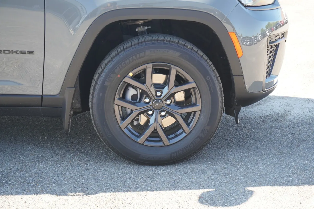 2027 Jeep Grand Cherokee Laredo Altitude