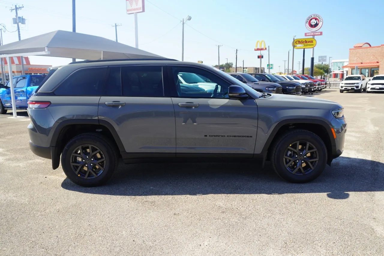 2027 Jeep Grand Cherokee Laredo Altitude