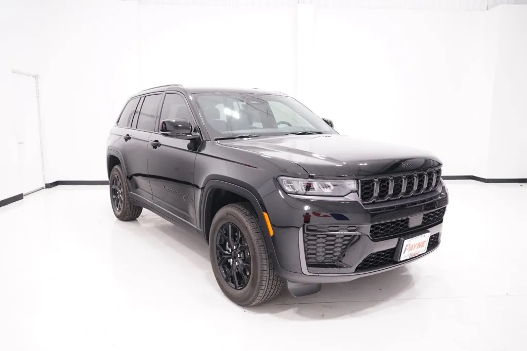 2026 Jeep Grand Cherokee Laredo Altitude