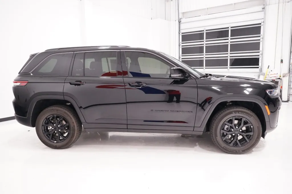 2026 Jeep Grand Cherokee Laredo Altitude