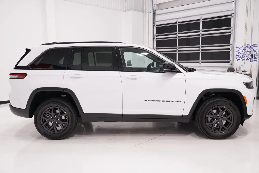 2027 Jeep Grand Cherokee Laredo Altitude