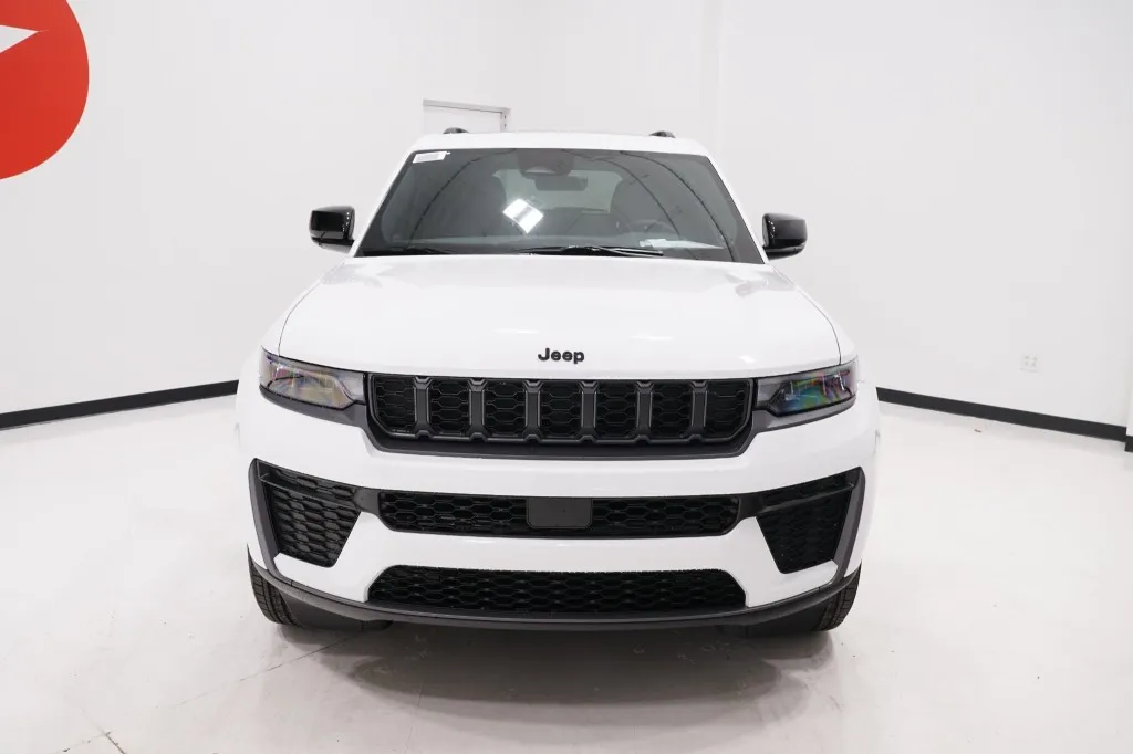 2027 Jeep Grand Cherokee Laredo Altitude