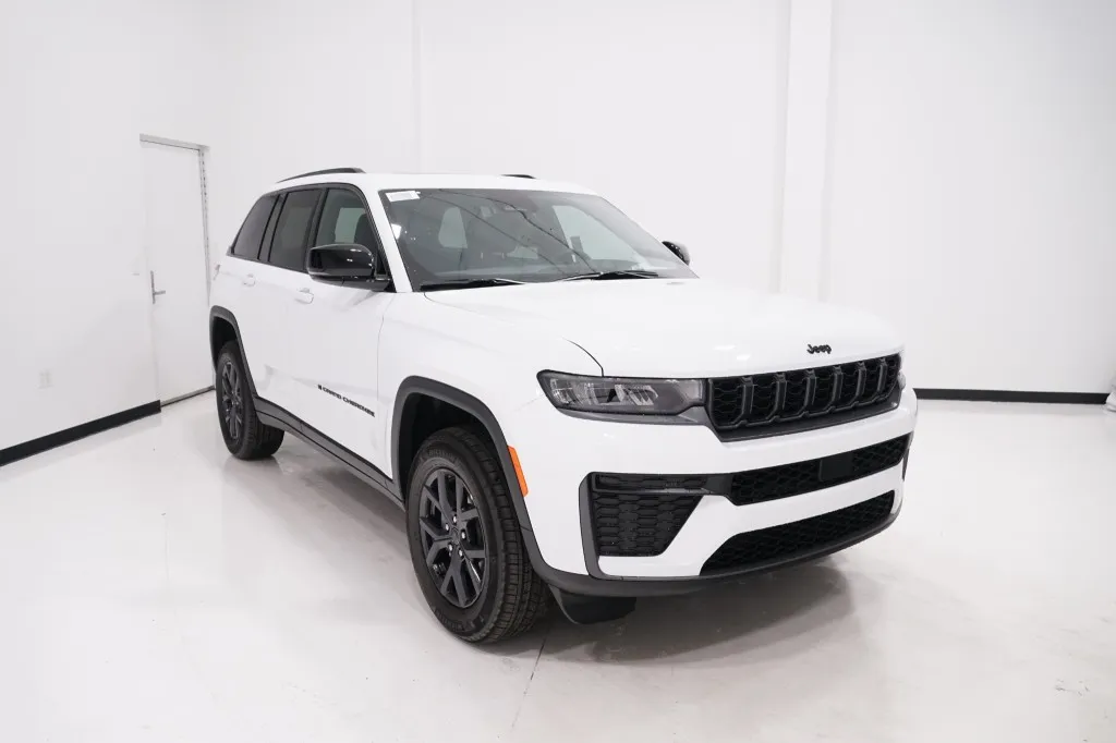 2027 Jeep Grand Cherokee Laredo Altitude