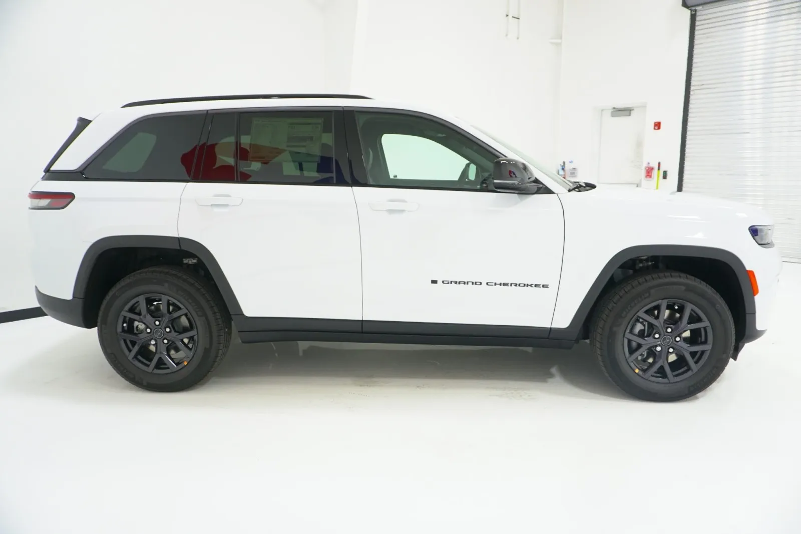 2027 Jeep Grand Cherokee Laredo Altitude