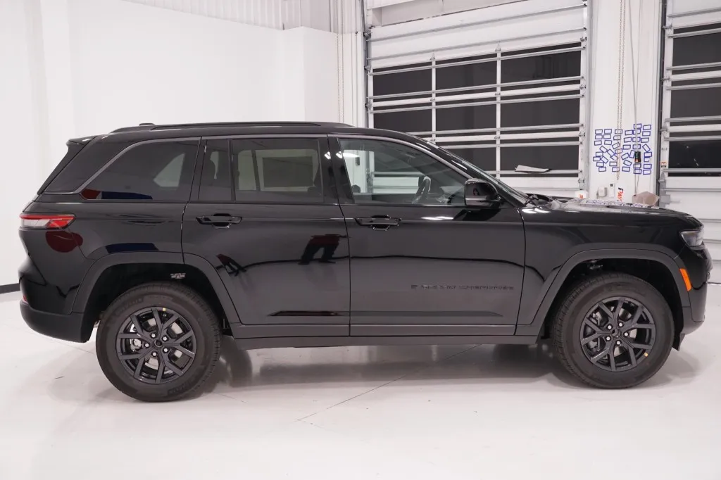 2027 Jeep Grand Cherokee Laredo Altitude