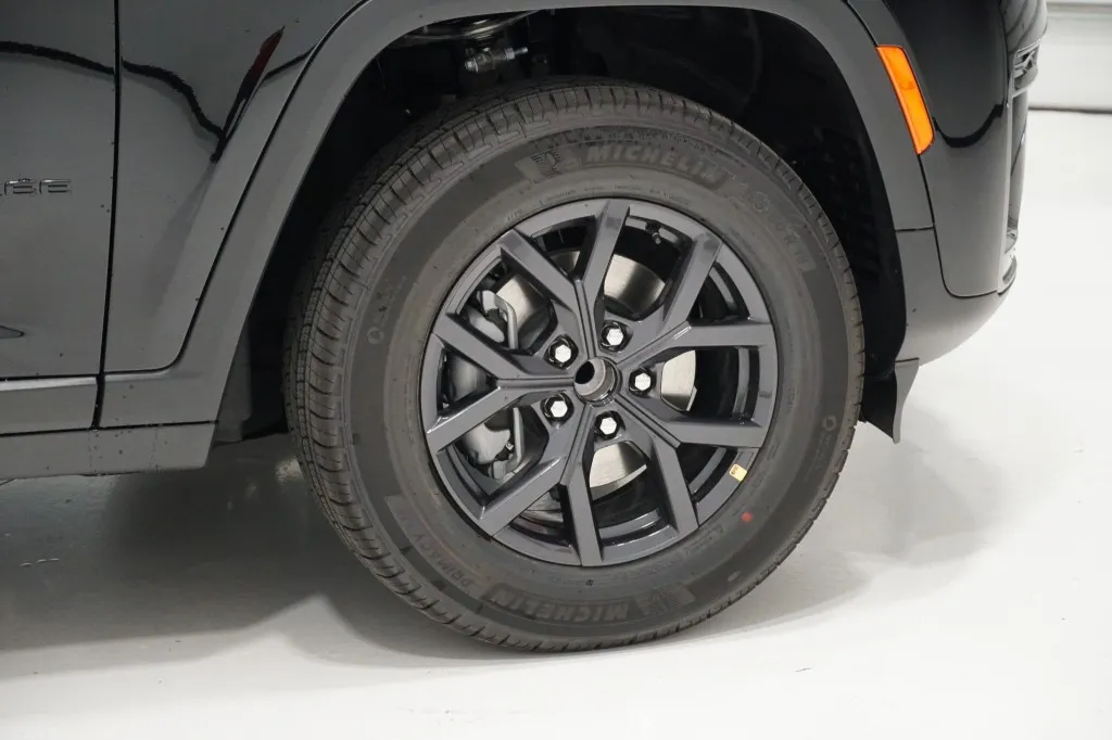 2027 Jeep Grand Cherokee Laredo Altitude