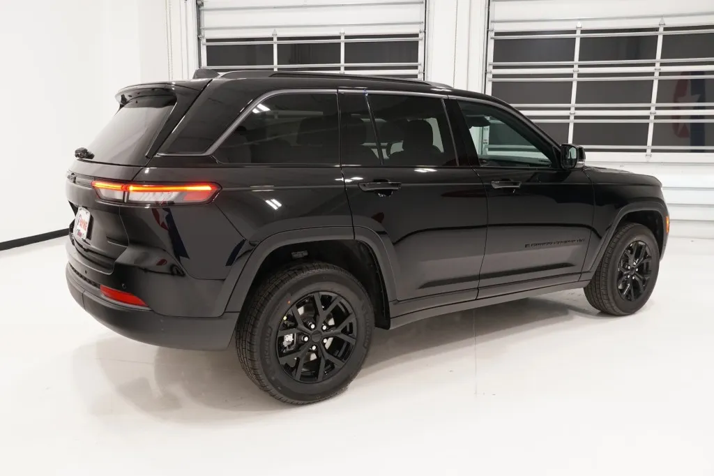 2026 Jeep Grand Cherokee Laredo Altitude