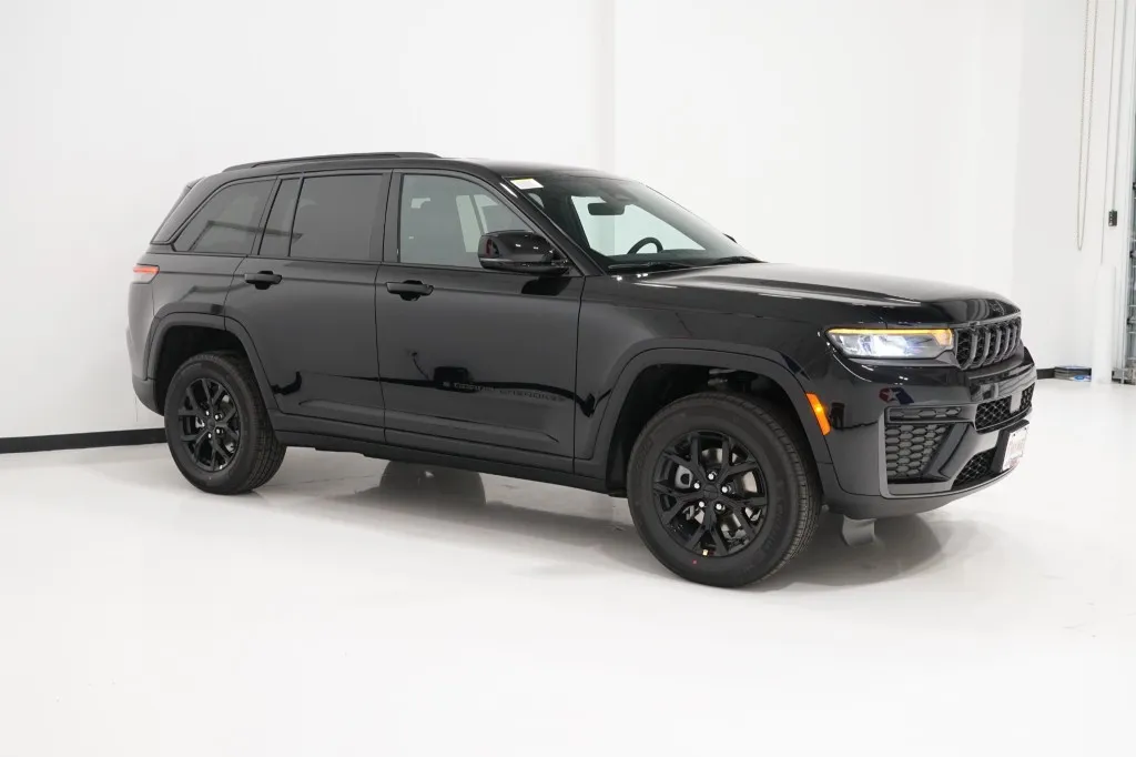 2026 Jeep Grand Cherokee Laredo Altitude