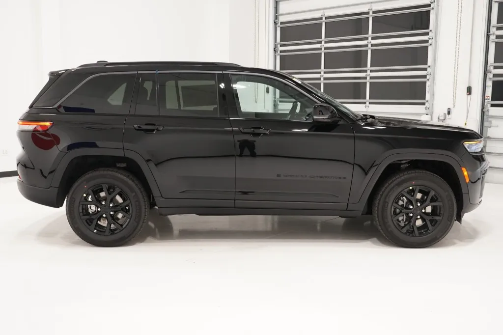 2026 Jeep Grand Cherokee Laredo Altitude