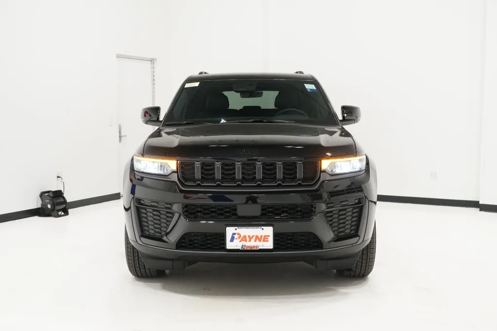 2026 Jeep Grand Cherokee Laredo Altitude