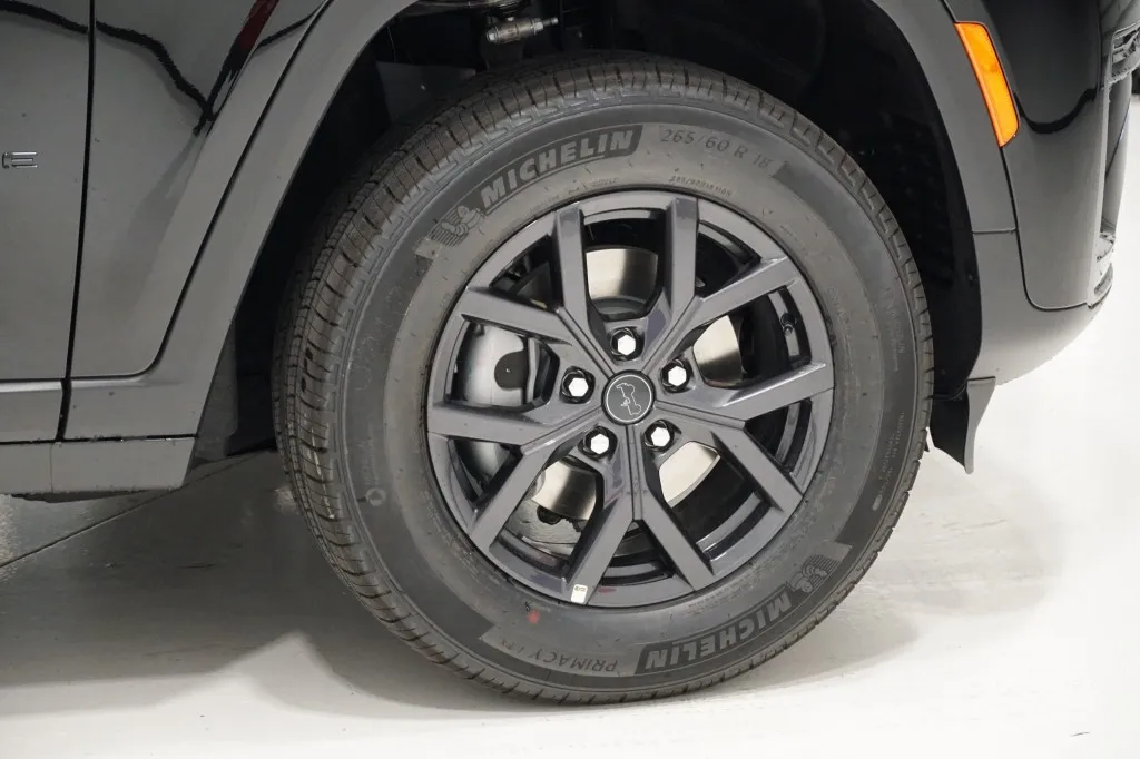 2027 Jeep Grand Cherokee Laredo Altitude