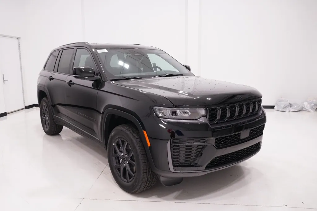 2027 Jeep Grand Cherokee Laredo Altitude