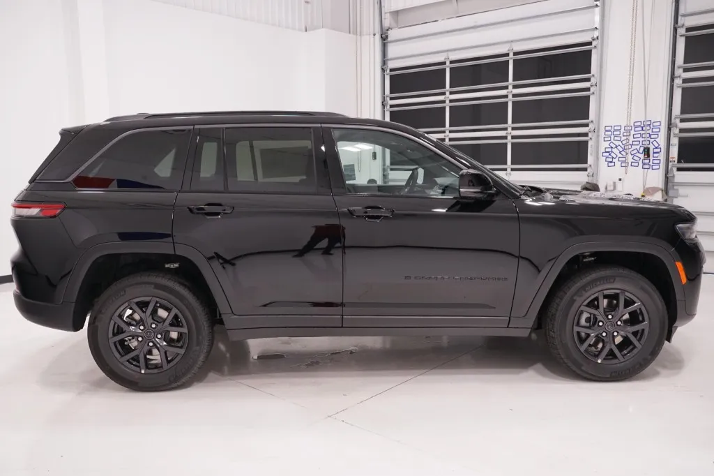 2027 Jeep Grand Cherokee Laredo Altitude