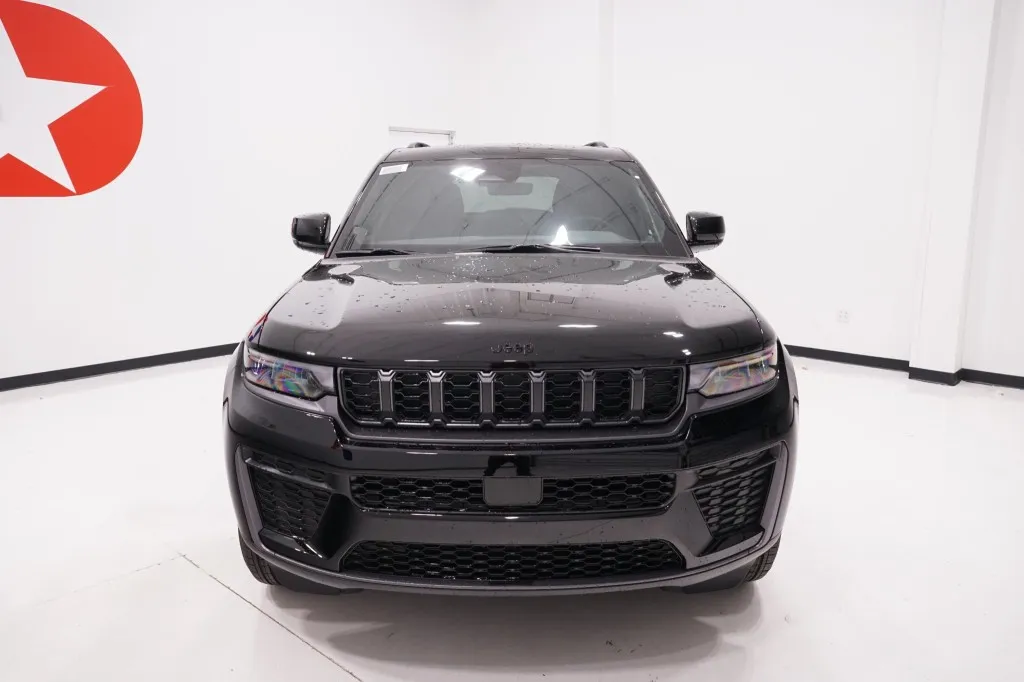 2027 Jeep Grand Cherokee Laredo Altitude