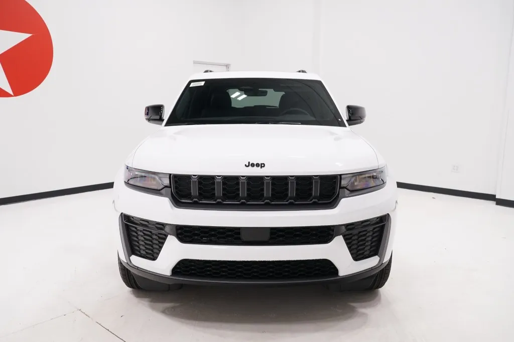 2027 Jeep Grand Cherokee Laredo Altitude