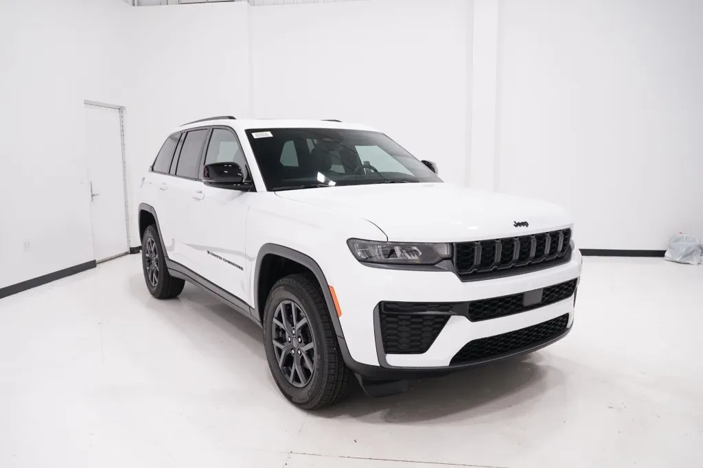 2027 Jeep Grand Cherokee Laredo Altitude