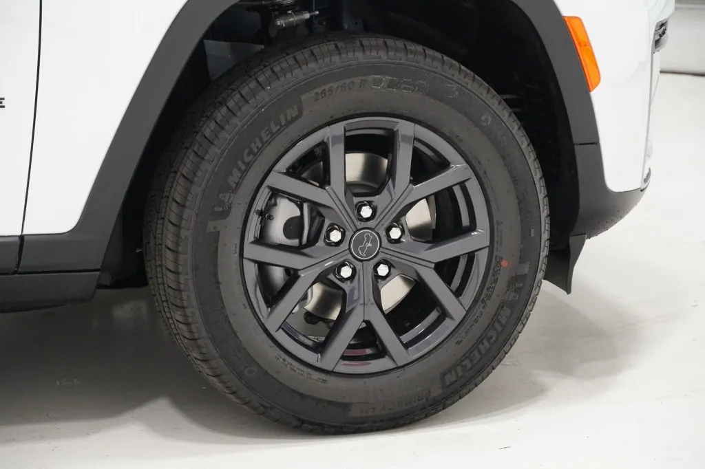 2027 Jeep Grand Cherokee Laredo Altitude