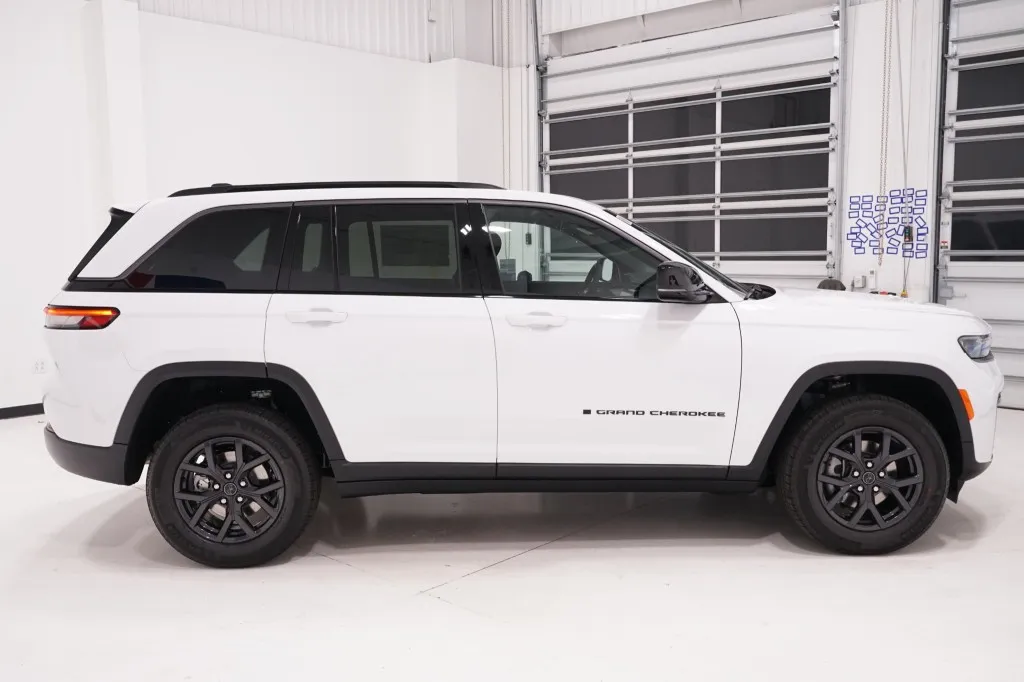 2027 Jeep Grand Cherokee Laredo Altitude