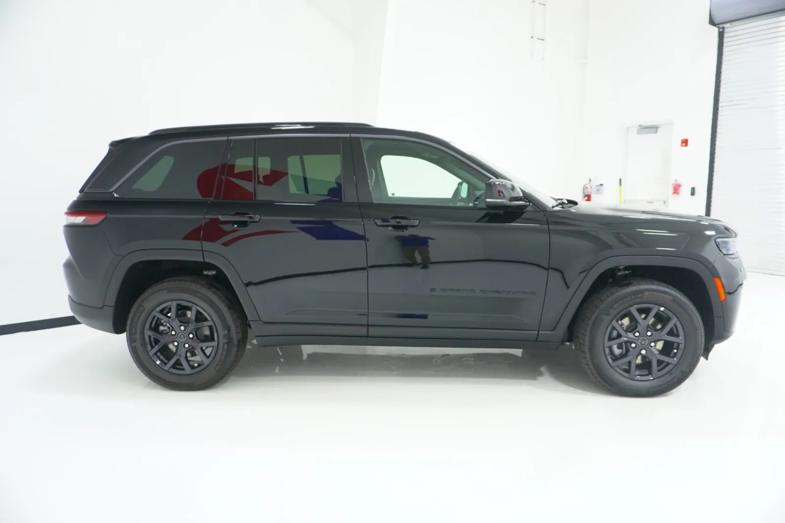 2027 Jeep Grand Cherokee Laredo Altitude