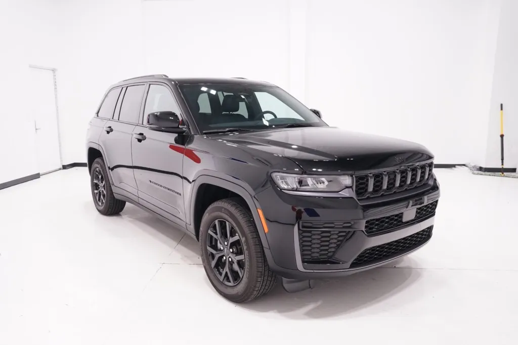 2026 Jeep Grand Cherokee Laredo Altitude
