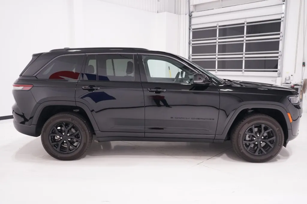 2026 Jeep Grand Cherokee Laredo Altitude