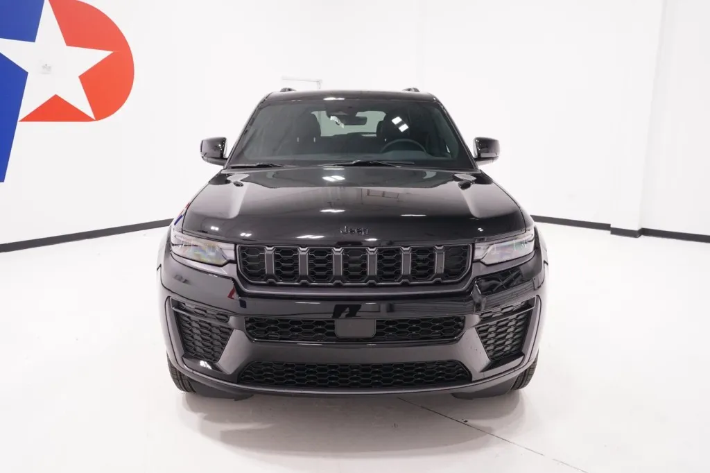 2026 Jeep Grand Cherokee Laredo Altitude