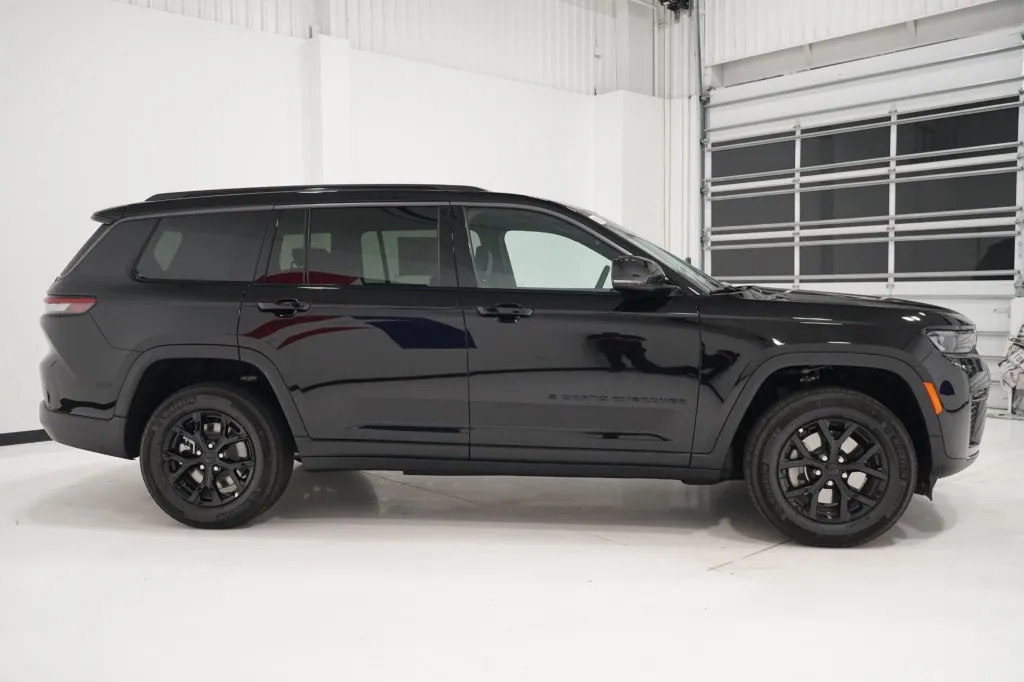2026 Jeep Grand Cherokee L Laredo Altitude