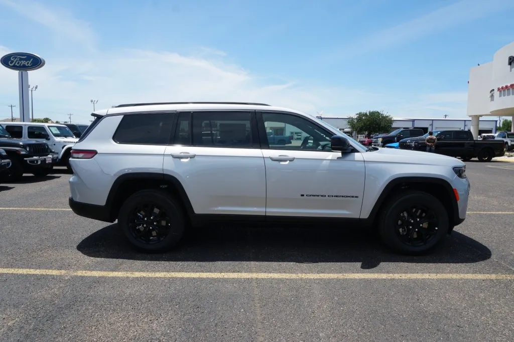 2026 Jeep Grand Cherokee L Laredo Altitude