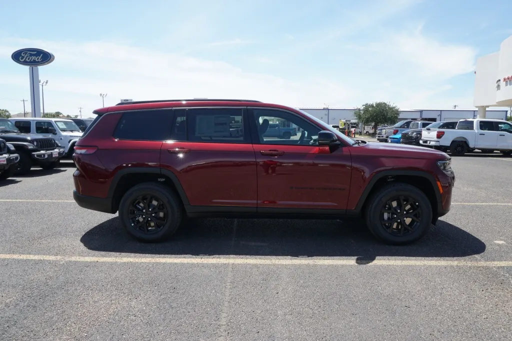 2026 Jeep Grand Cherokee L Laredo Altitude