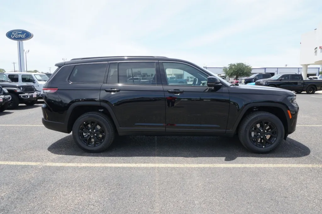 2026 Jeep Grand Cherokee L Laredo Altitude