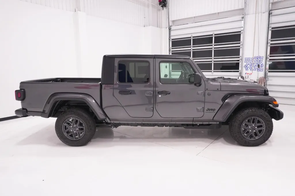 2026 Jeep Gladiator Sport S 2026 Jeep Gladiator Sport S