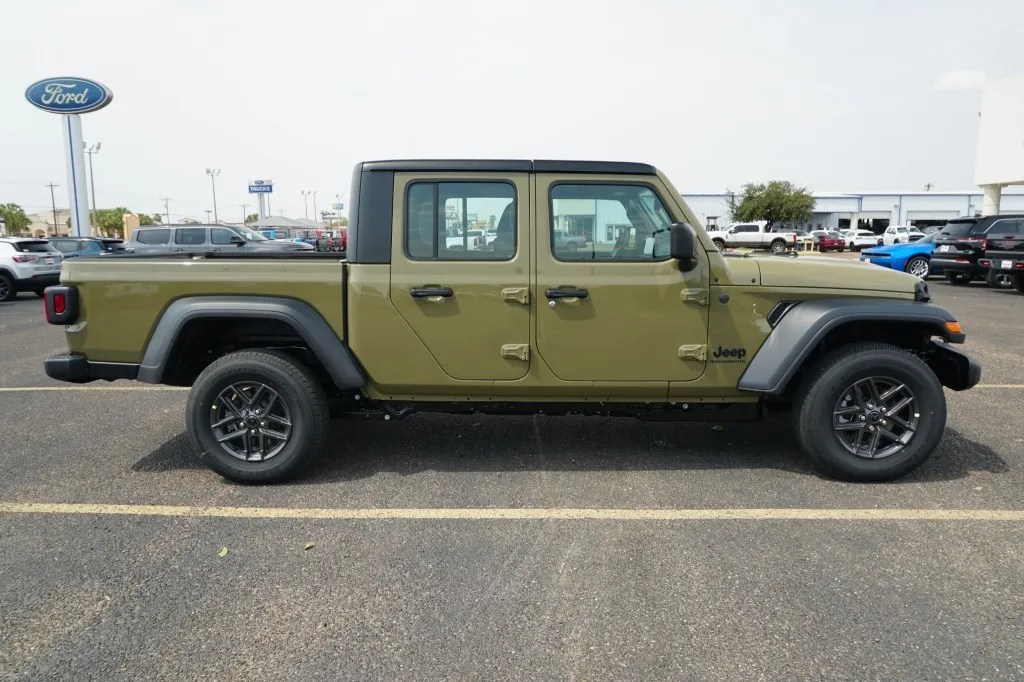 2026 Jeep Gladiator Sport