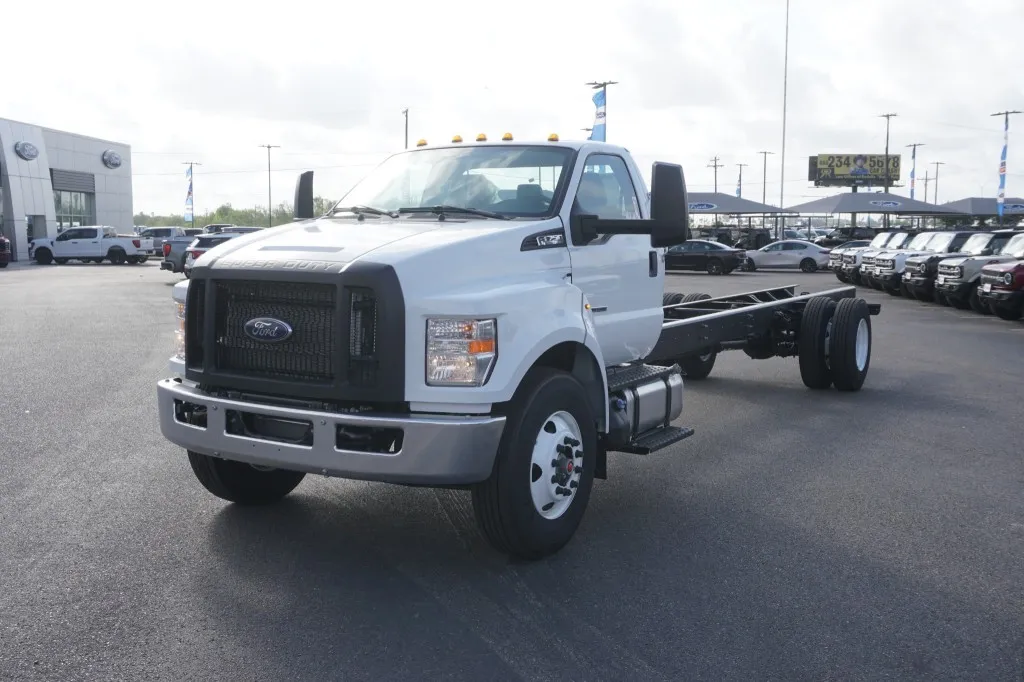 2027 Ford F-750 Straight Frame null