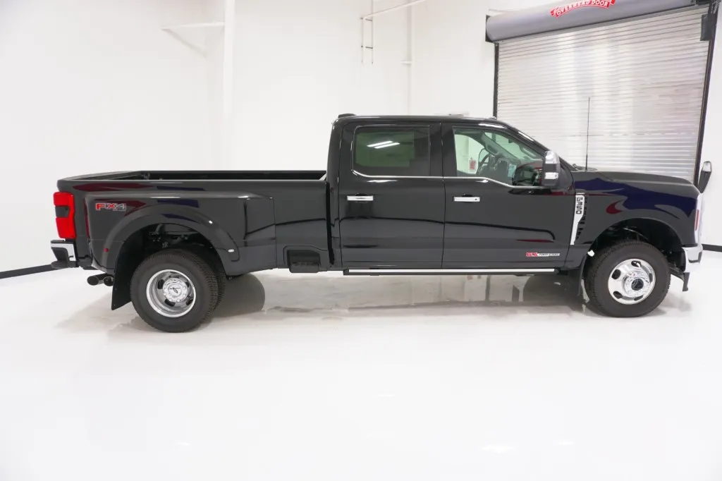 2026 Ford Super Duty F-350 DRW LARIAT