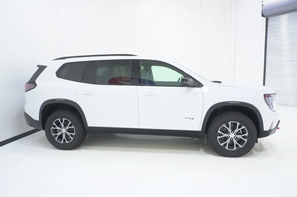 2026 GMC Acadia AWD AT4