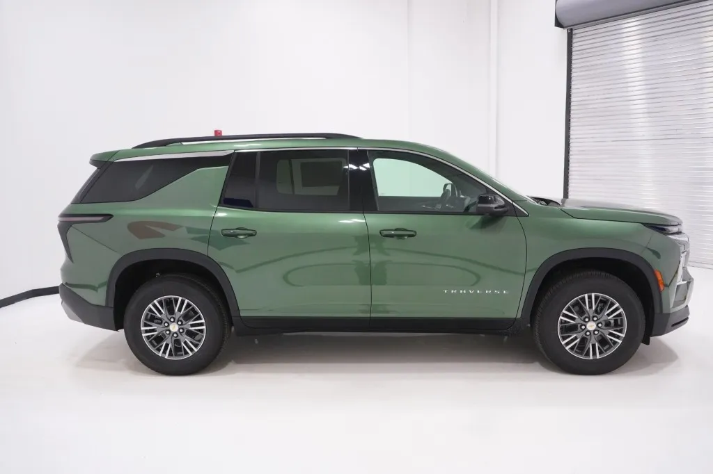 2027 Chevrolet Traverse FWD LT