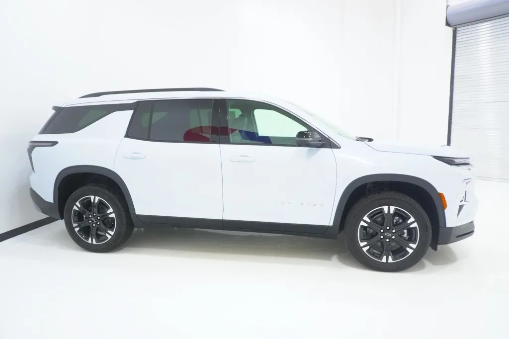 2027 Chevrolet Traverse FWD LT